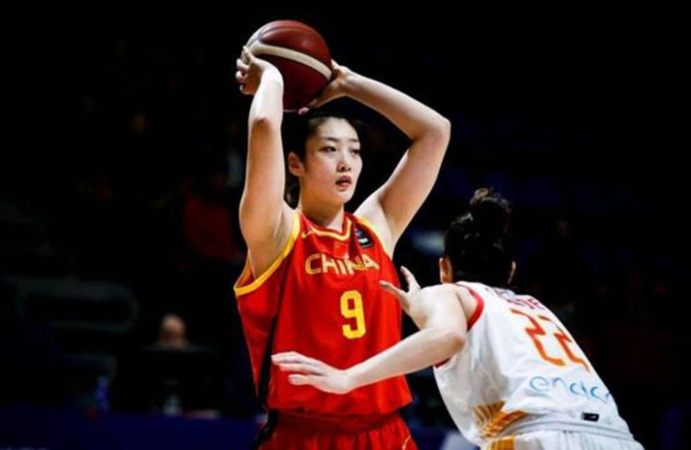 电视剧里的修仙者夏琦无意中经由过程时空来到现代，偶遇女主楠楠心生爱意，在“感情年夜师易半仙“的帮忙下睁开了寻求。可楠楠却对从告白片里过来的西方魔法师Emil“一见钟情”。在和情敌竞争的进程中，夏琦糗态百出。终究Emil走火进魔，夏琪为了庇护本身心爱的女人与Emil睁开了一场中西方的神通对决。